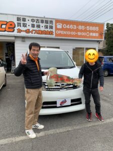 神奈川県で自社ローンにてご購入いただいた日産セレナ中古車の納車風景｜カーボイス株式会社